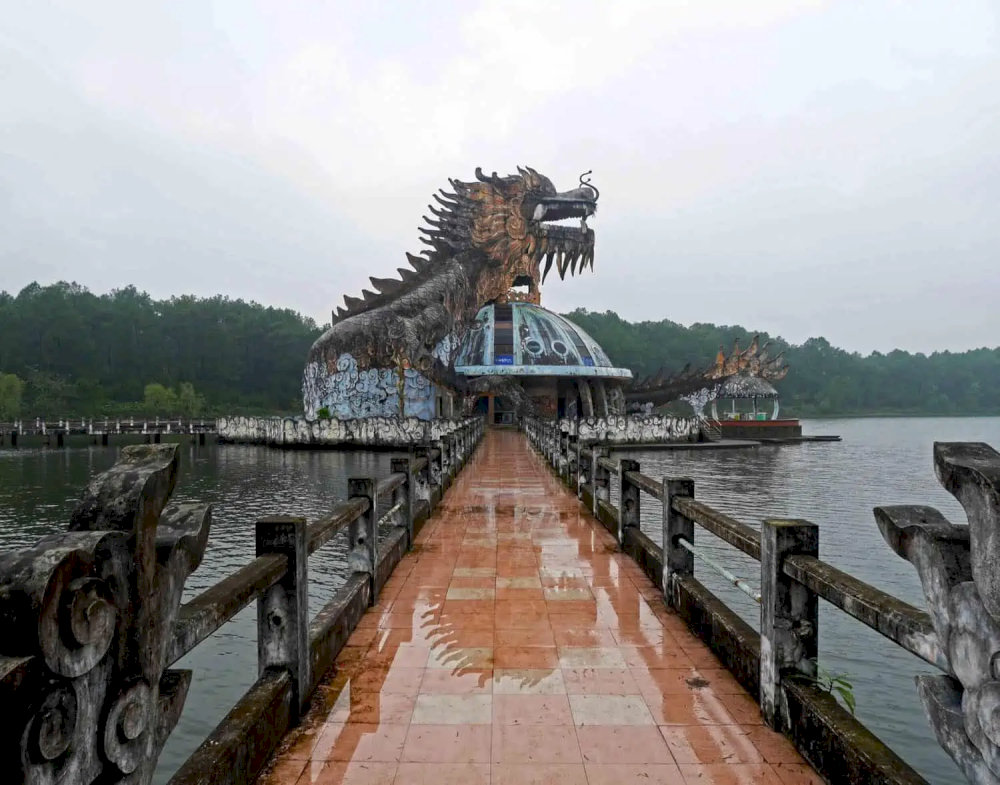 Thuy Tien Lake's aquarium was once a remarkable feature